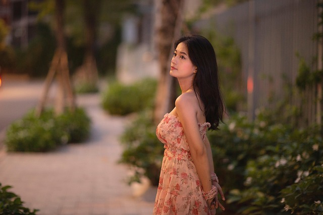 从校服到婚纱又怎样？老公和婆婆这般伤害，她却为何不选择离婚？