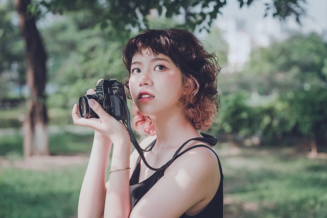 心理咨询-不黏父母的女孩，童年多半被这种创伤 “击中” 过