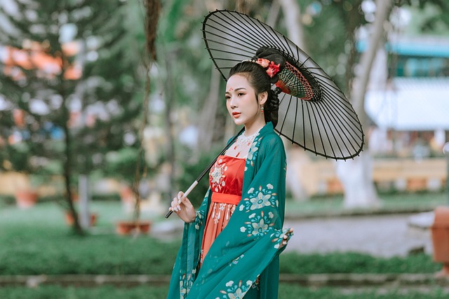 情感咨询,家庭矛盾,婚姻问题,情感问题,恋爱半年没见亲友正常吗