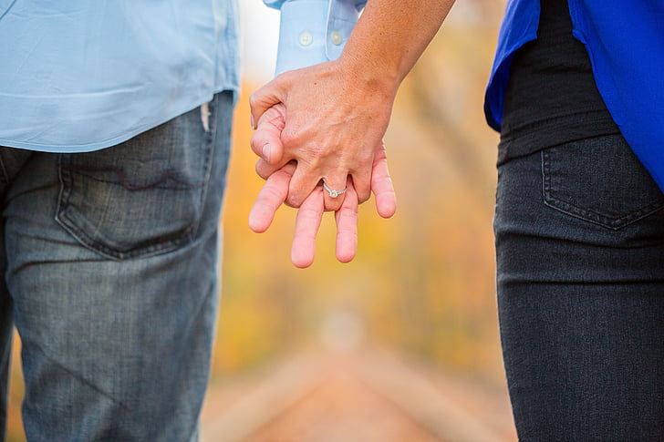 婆婆跟我们一起住，帮我们带孩子，可是生活上我们非常合不来
