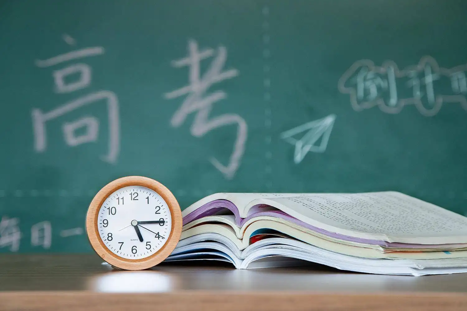 高考前，一群女孩在偷偷吃避孕药