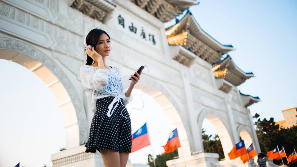 谈了两个月的女朋友从不主动联系，这样是正常的吗？