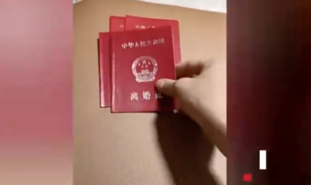 女子晒6本结婚证4本离婚证，男主角竟是同一个人...
