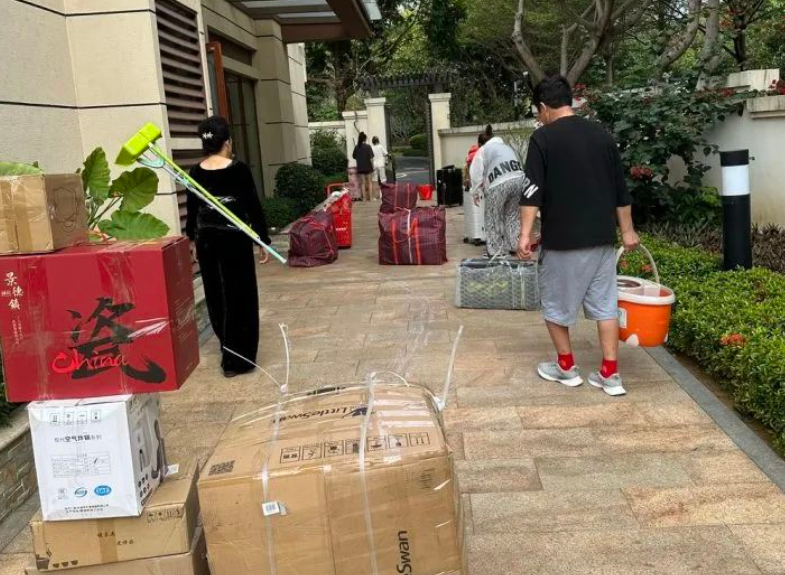 儿子花20万三亚度假，妈妈却在吃剩饭...