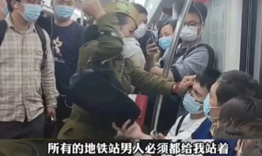 地铁“站姐”火了：男人都不配坐椅子？