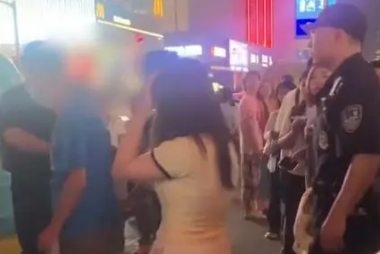 大爷摸多名路人女生屁股，自扇耳光求饶被警方带走