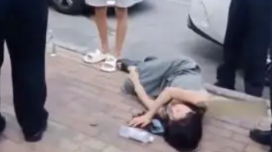 女子疑酒驾出车祸当街撒泼，找男友“顶包”，声称自己怀孕