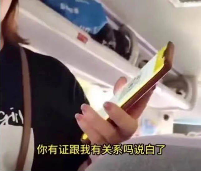 客车上丑陋一幕曝光,网友炸了:隐形歧视可耻!